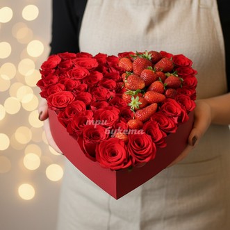 Композиция с клубникой и розами