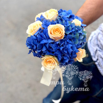 Букет невесты из синих гортензий и роз