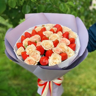 Белые розы и клубника в крафте