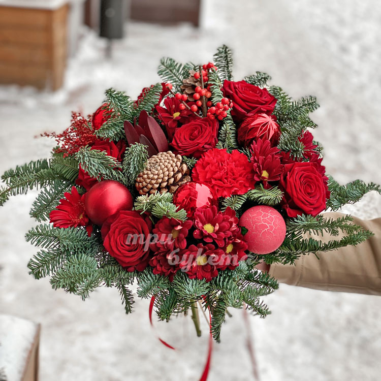 Зимний букет из шаров и цветов (на фоне снега)
