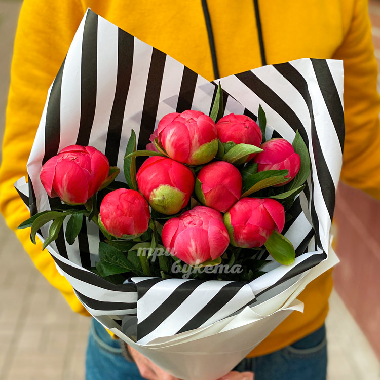 Букет из 9 розовых пионов (крупный план)