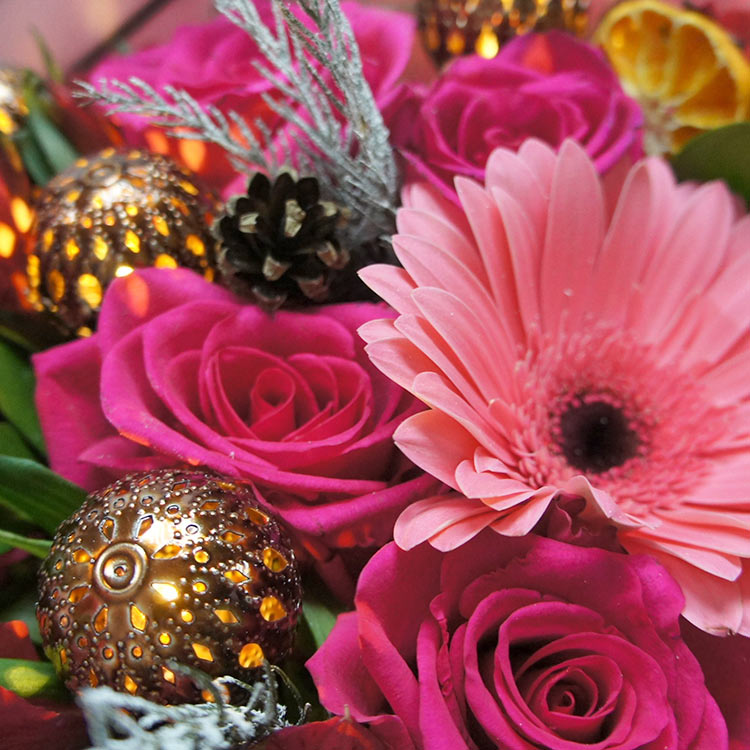 Зимний букет из цветов и гирлянды (приближенный вид)