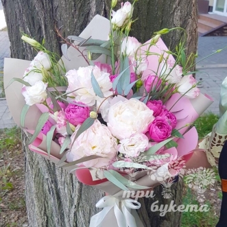 Букет из 3 белых пионов и роз