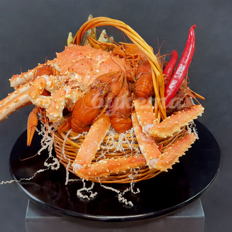 Корзина раков с крабом (вид сбоку)