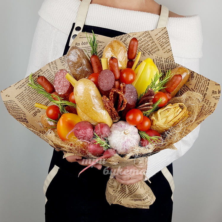 Колбасный букет из сыра и помидоров