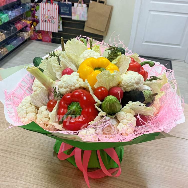 Букет из цветной капусты и томатов (после сборки)