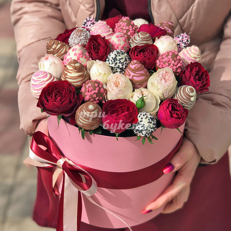 21 клубника с розами в коробке (крупный план)