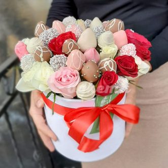 30 ягод клубники и розы в коробке