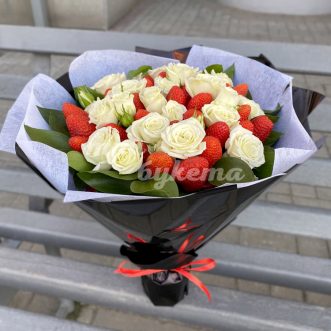 Букет из 33 клубник в белых розах