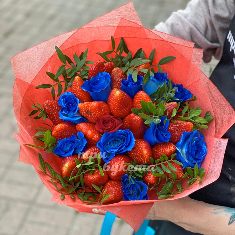 Букет из синих роз и клубники (крупный план)