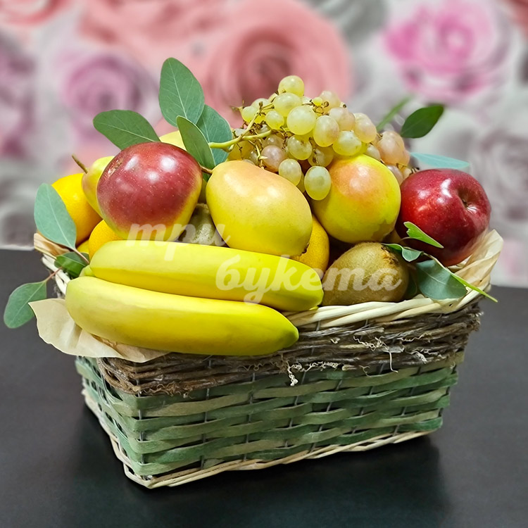 Корзина с бананами и виноградом (на столе)