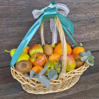 Корзина свежих фруктов с эвкалиптом