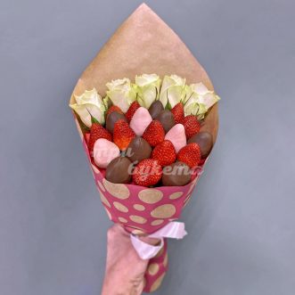 Букет из 5 белых роз и клубники Букет из 5 белых роз и клубники