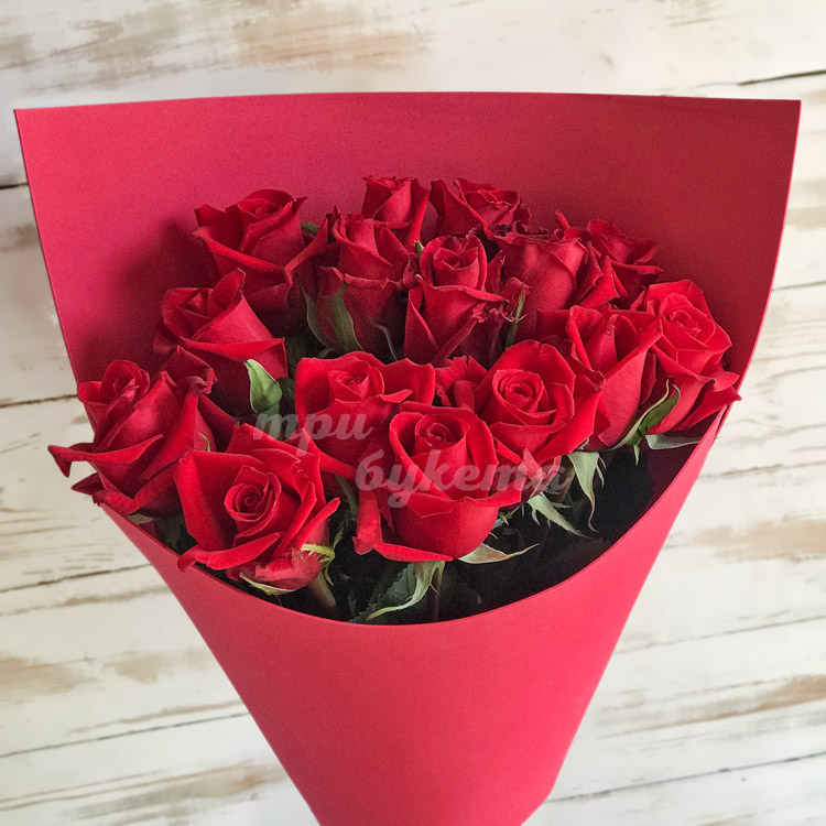 Букет из 15 российских красных роз (крупный план)