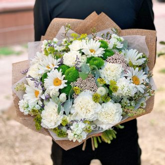 Цветы гвоздик и маргариток