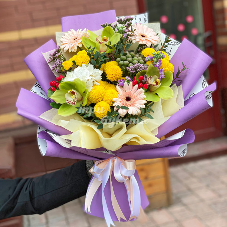 Букет из хризантем, гербер и орхидей