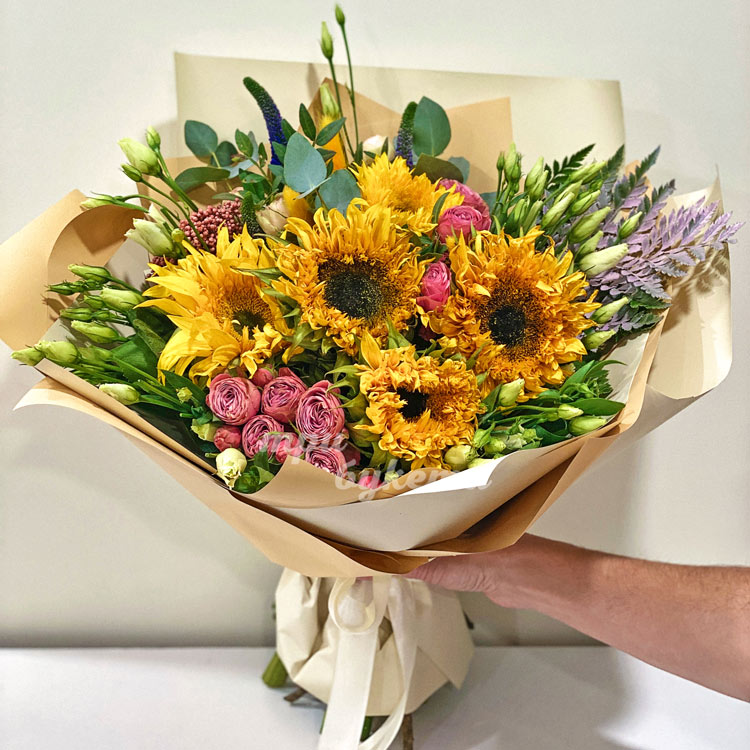 Букет из подсолнухов, роз и эустом