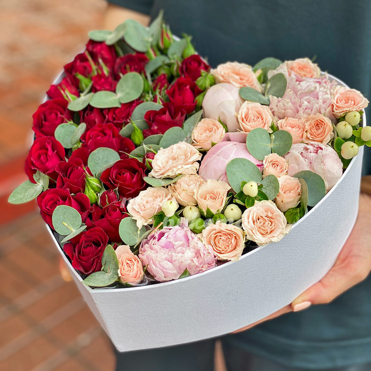 Коробка-сердце с куст. розами и пионами (вид сбоку)