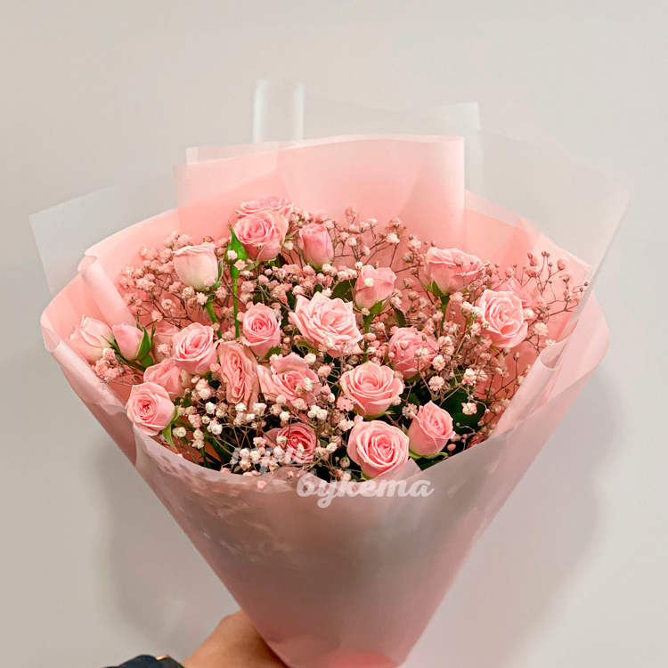 Розовый букет куст. роз с гипсофилой (крупный план)