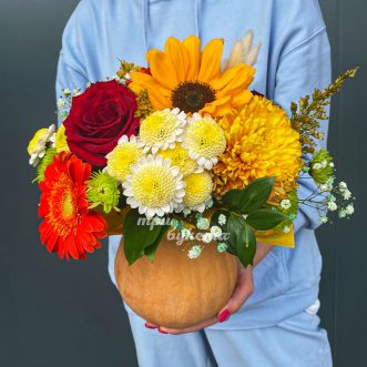 Осенняя композиция хризантем и гербер в тыкве Осенняя композиция хризантем и гербер в тыкве