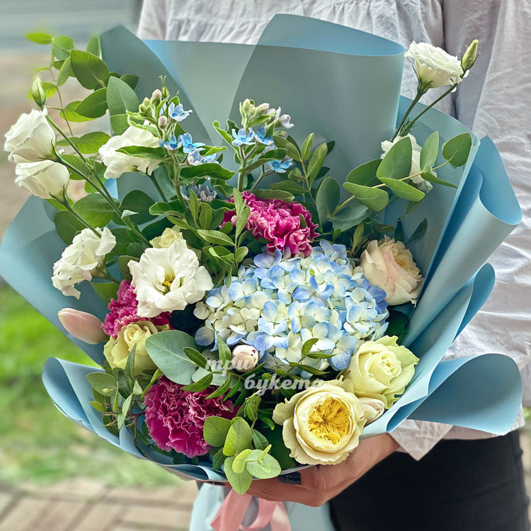 Букет из гортензии, гвоздик и роз (крупный план)