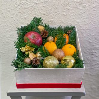 Новогодняя коробка с яблоком и апельсинами Новогодняя коробка с яблоком и апельсинами