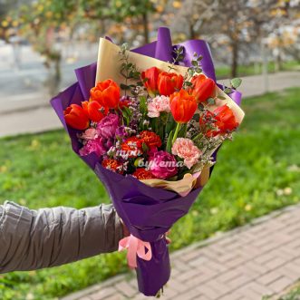 Яркий букет оранжевых тюльпанов и гвоздик