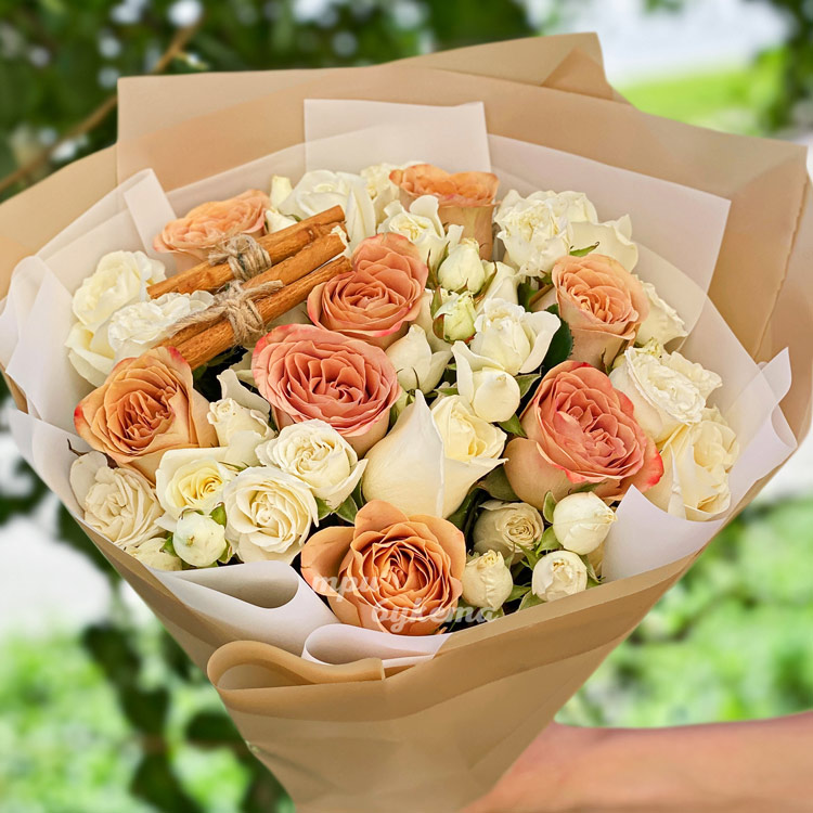 Букет белых роз и роз Капучино на 8 марта (крупный план)