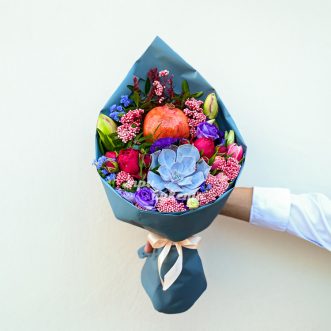 Букет с гранатом, суккулентом и зеленью