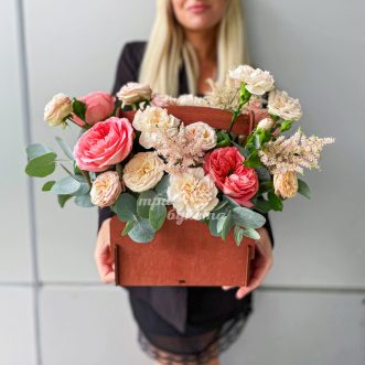 Ящичек роз и гвоздик на 1 сентября Ящичек роз и гвоздик на 1 сентября