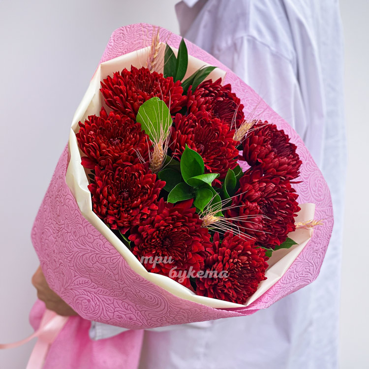 Букет из красных хризантем и зелени (крупный план)