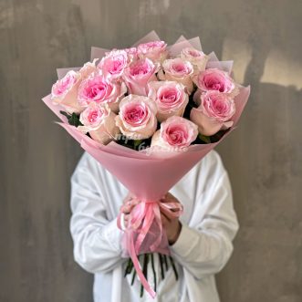 Букет из 15 розовых пионовидных роз Букет из 15 розовых пионовидных роз