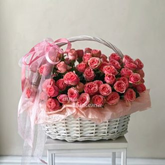 Корзина розовых кустовых пионовидных роз