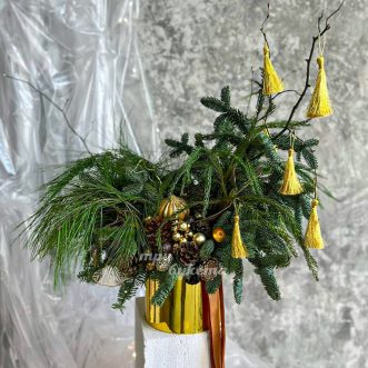 Коробка из нобилиса и золотого декора Коробка из нобилиса и золотого декора