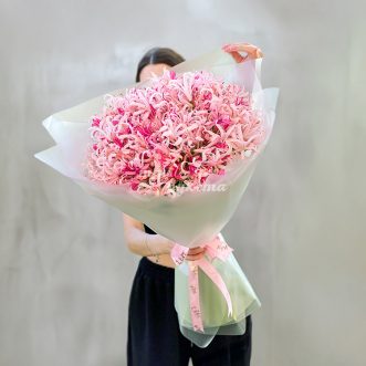Большой букет розовых нерине