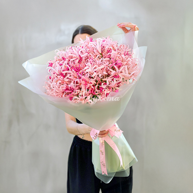 Большой букет розовых нерине